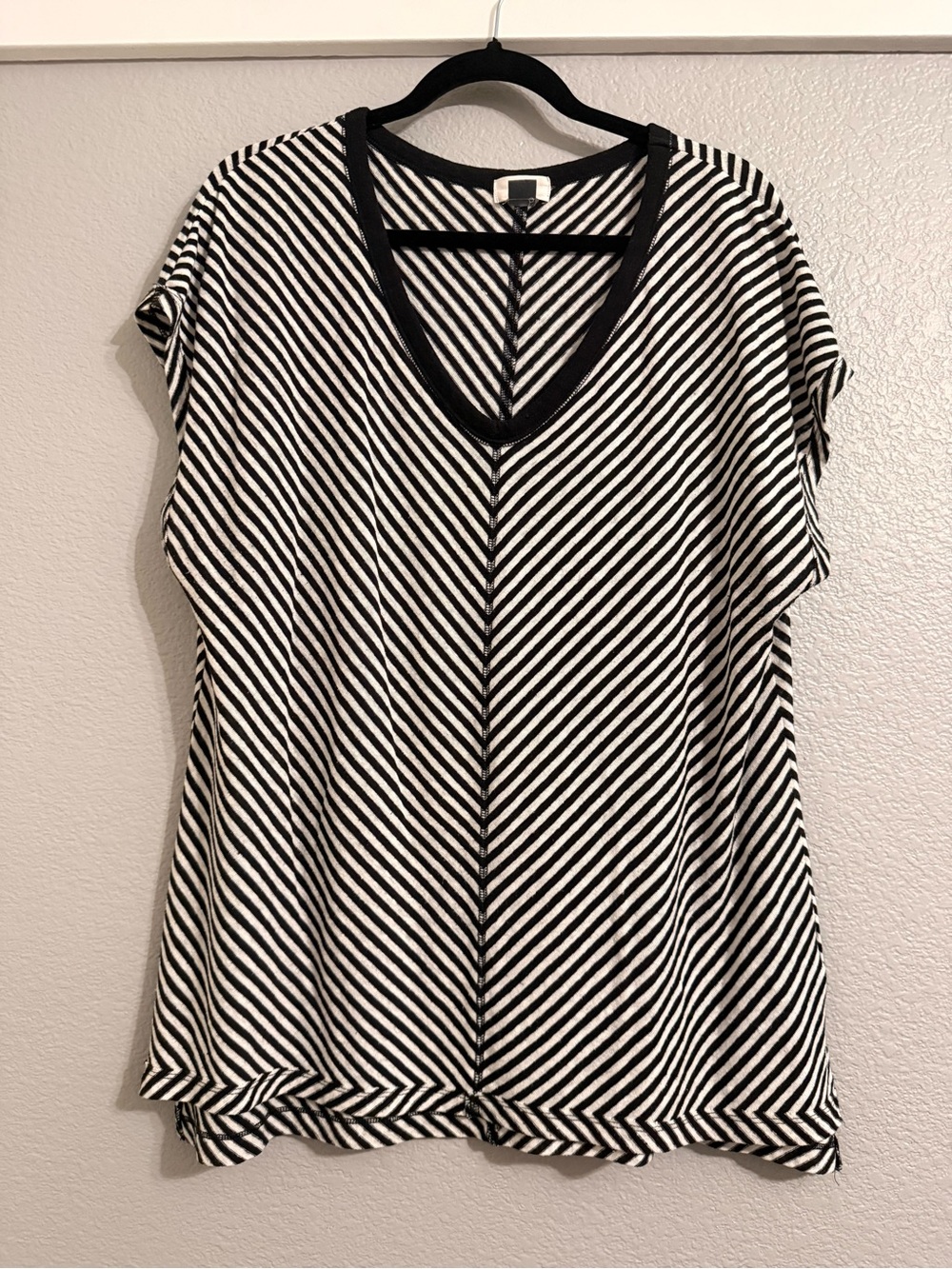 Old Navy Black & White Striped V-Neck Tee